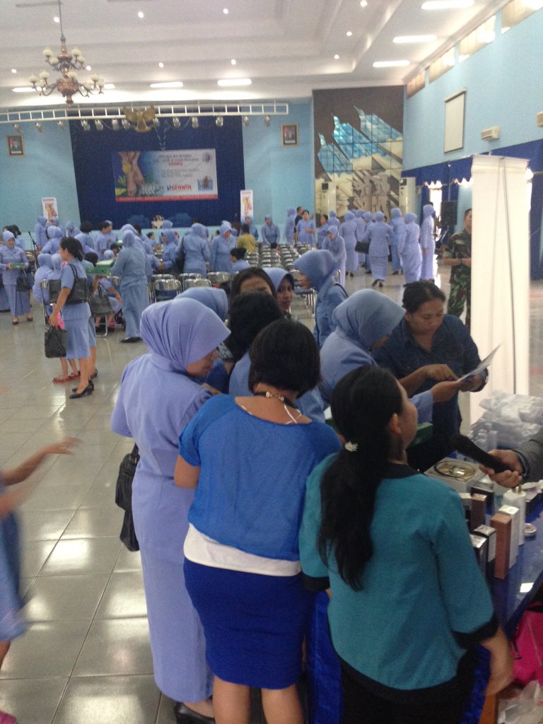 GehwolID's tweet photo. Setelah talkshow selesai, ibu-ibu langsung menuju ke booth gehwol.. https://t.co/F5rnKTUhQW