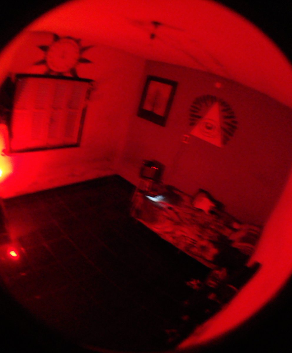 JohnyJJFilms's tweet photo. "en el unico lugar que me siento comodo" #room #red #guitar #art #music #eye #mandala https://t.co/URrRAsNR2E