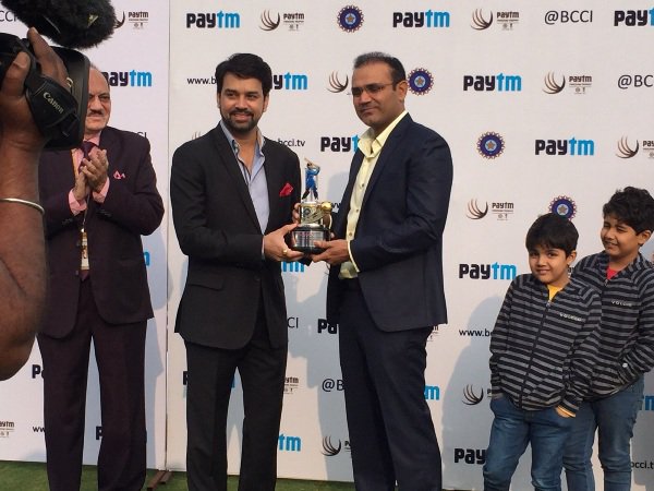 BCCI's tweet photo. BCCI felicitates @virendersehwag. Great moment at Kotla. https://t.co/SqHMjk65pW