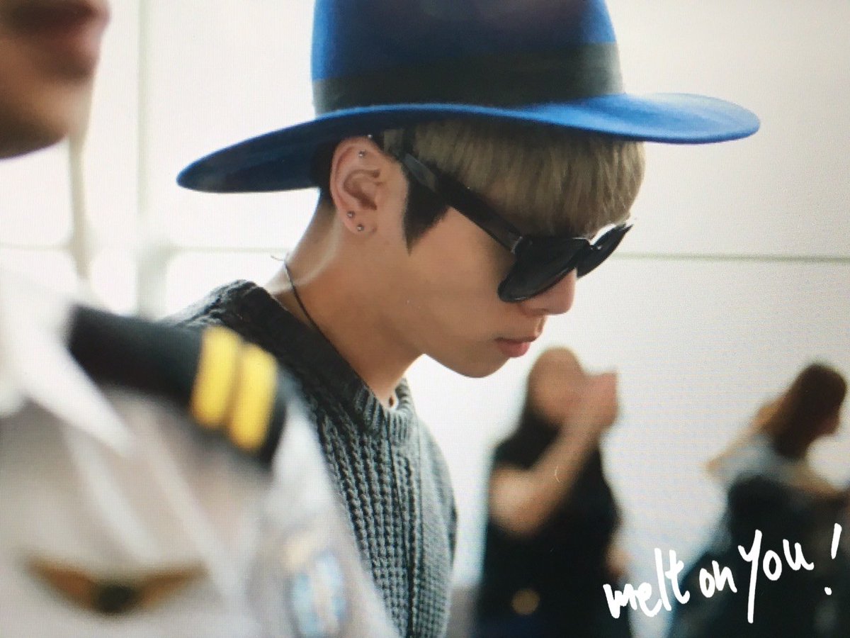 151203 Jonghyun @ Aeropuerto de Hong Kong.  CVRc2yOVEAELyph