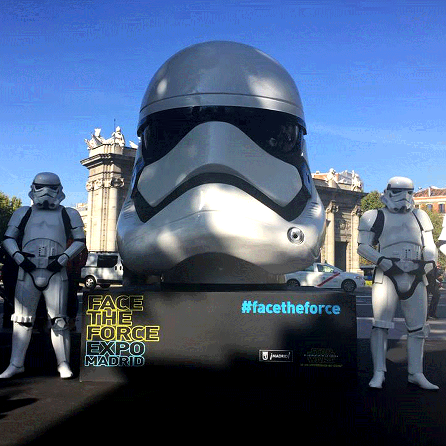 LatinSpots's tweet photo. #FaceTheForce: Star Wars y #PeanutsMonkeys invaden Madrid https://t.co/MzlH3PSTGg https://t.co/om55oEeTnq