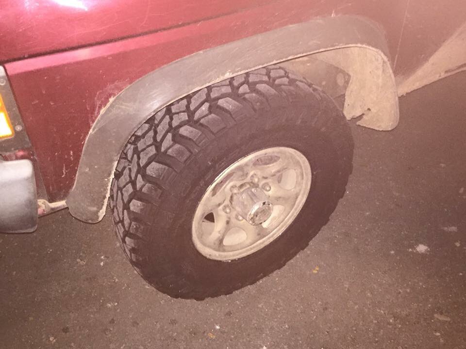 AHRobertHunter's tweet photo. Got my new rubbers on little red! #Newtires #huntingtruck #americanhoggers https://t.co/tYLegnfXxC