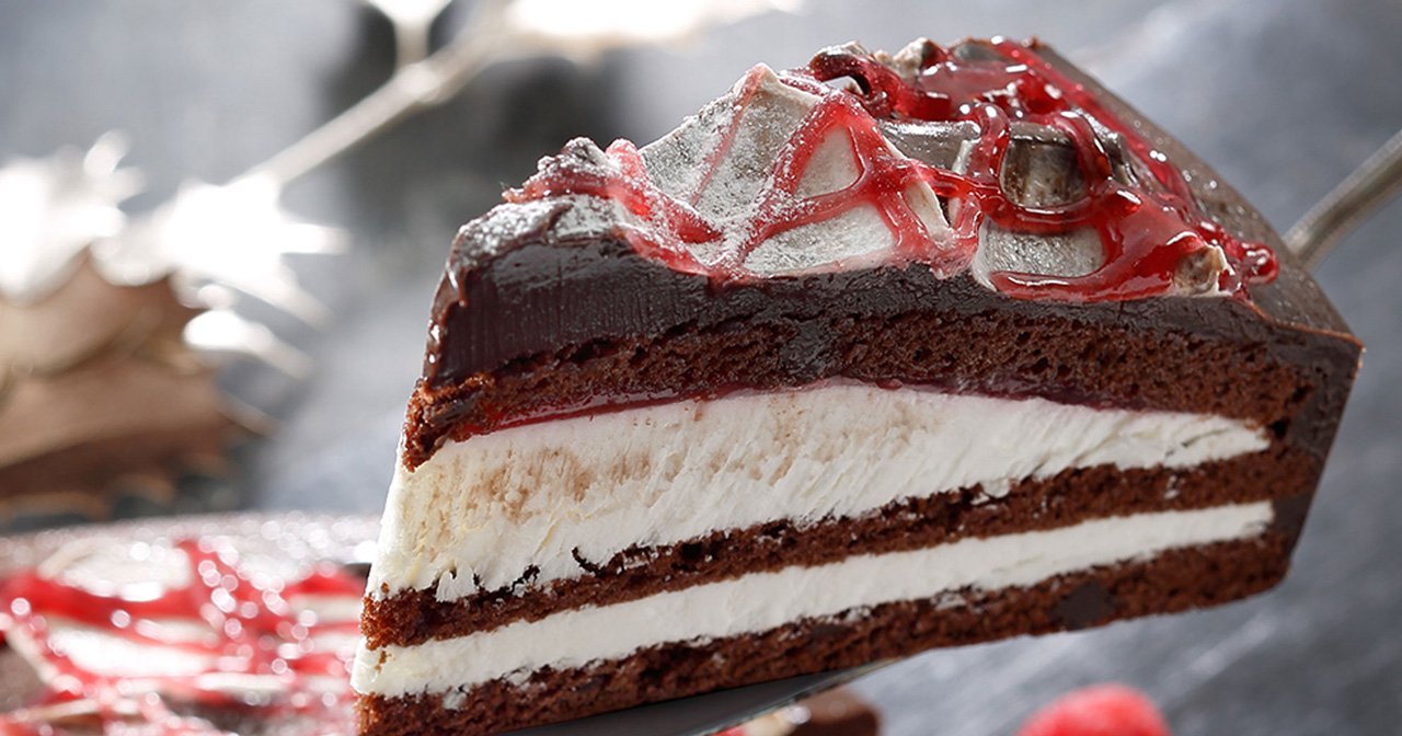 スターバックス コーヒー ホワイトチョコレートと粉砂糖で雪化粧したラズベリーチョコレートケーキ 赤と白の彩りがホリデーシーズンを思わせる華やかなケーキで コーヒーブレイクもクリスマス気分に T Co Qsxcpvyr6e T Co Saietcmpgr