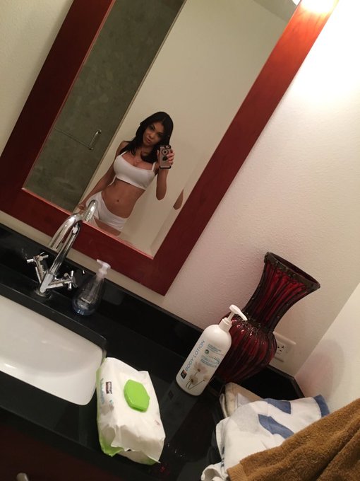 On set today😘😘 https://t.co/9phYpwURB5