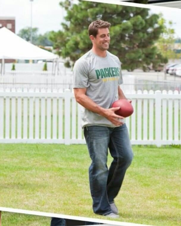 HAPPY BIRTHDAY TO THE ONE AND ONLY AARON RODGERS   