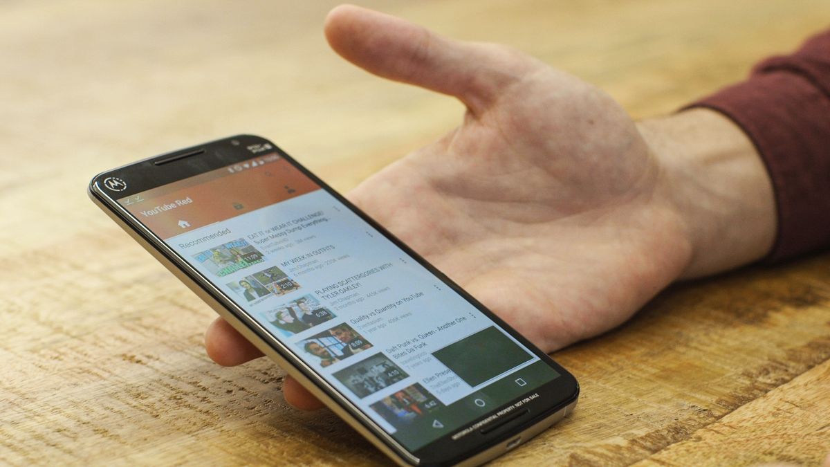 verge's tweet image. YouTube reportedly plans to secure rights to new movies and TV shows theverge.com/2015/12/3/9839…