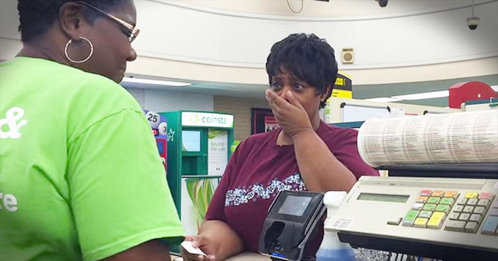 KindnessDude's tweet image. She Just Wanted To Pay For Groceries, But What Happened Next Stopped Her In Her Tracks kindnessblog.com/2015/12/03/she…