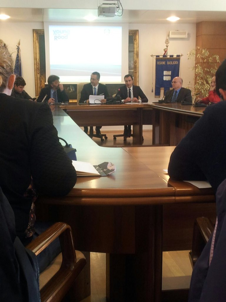 youngroad_it's tweet photo. @NapoliMichele @youngroad_it @marcepittella @matteorenzi https://t.co/vjzSgSCt2y
