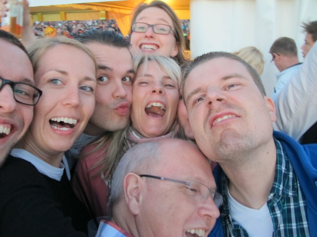walczak786's tweet photo. Bechpartys sind immer noch supi und verrückt #warnemünde.#rostock https://t.co/X73iA3VHB8
