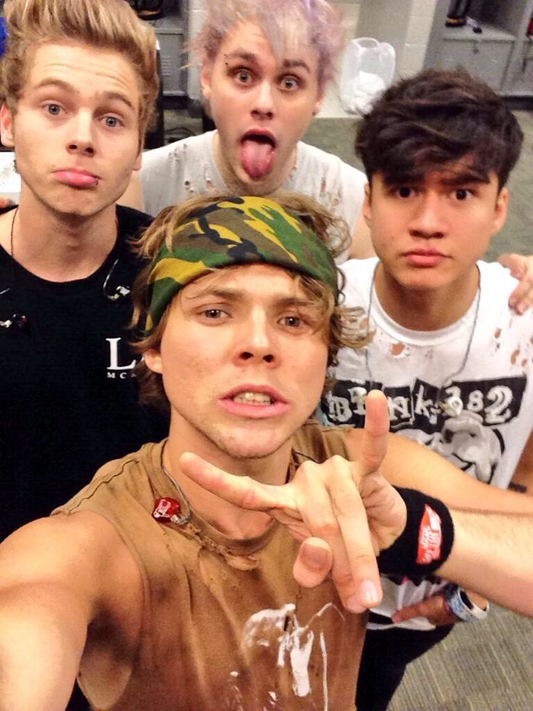niallerjwhoran's tweet image. 4/4 selfies #4YearsOf5SOS #HeresTo5SOSMemories