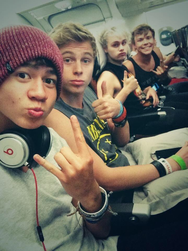 niallerjwhoran's tweet image. 4/4 selfies #4YearsOf5SOS #HeresTo5SOSMemories