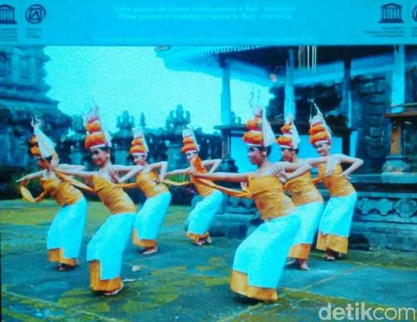 detikcom's tweet photo. Hore! 9 Tari Bali ini Dapat Pengakuan Warisan Budaya Tak Benda UNESCO https://t.co/RN9LYIA8TK https://t.co/hb34dQUEVR