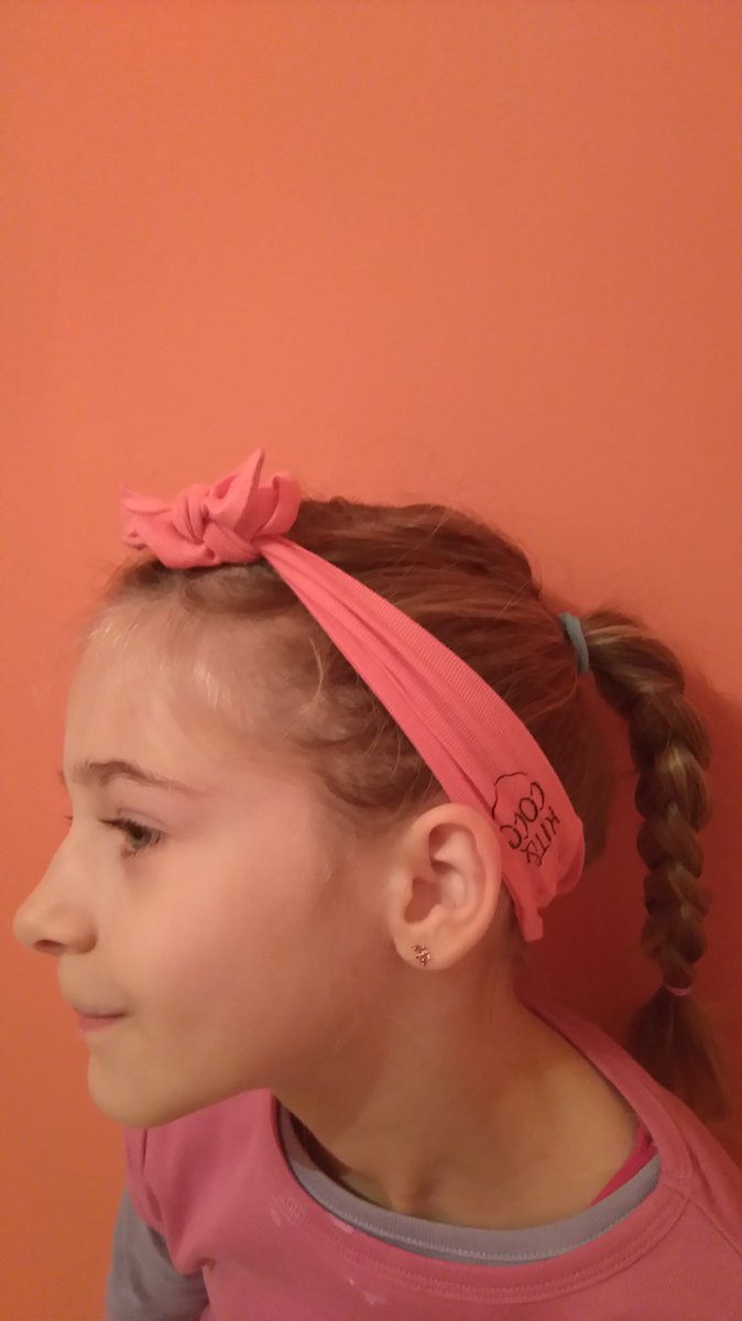 RebDlc's tweet photo. @KitAndCocoFR les poux sont à l'école ! Nana teste le spray protecteur et le bandeau #efluent4 https://t.co/FV4CX3Er0A