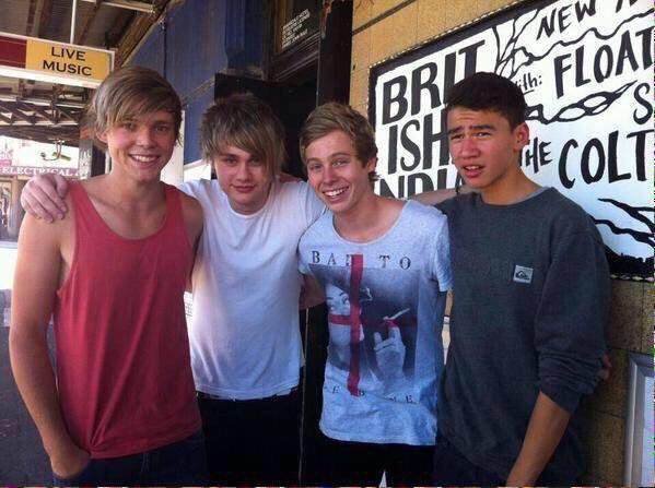 xJezzie's tweet image. That first photo. #4YearsOf5SOS