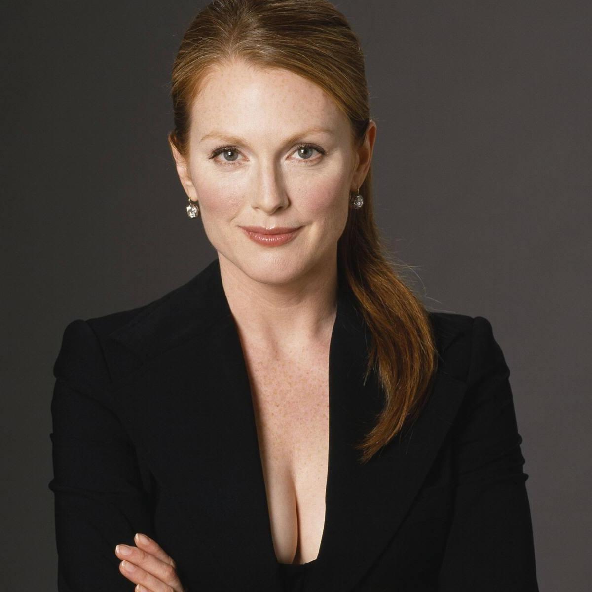 Happy Birthday Julianne Moore (December 3, 1960). 
Name your favorite Julian Moore movies. 