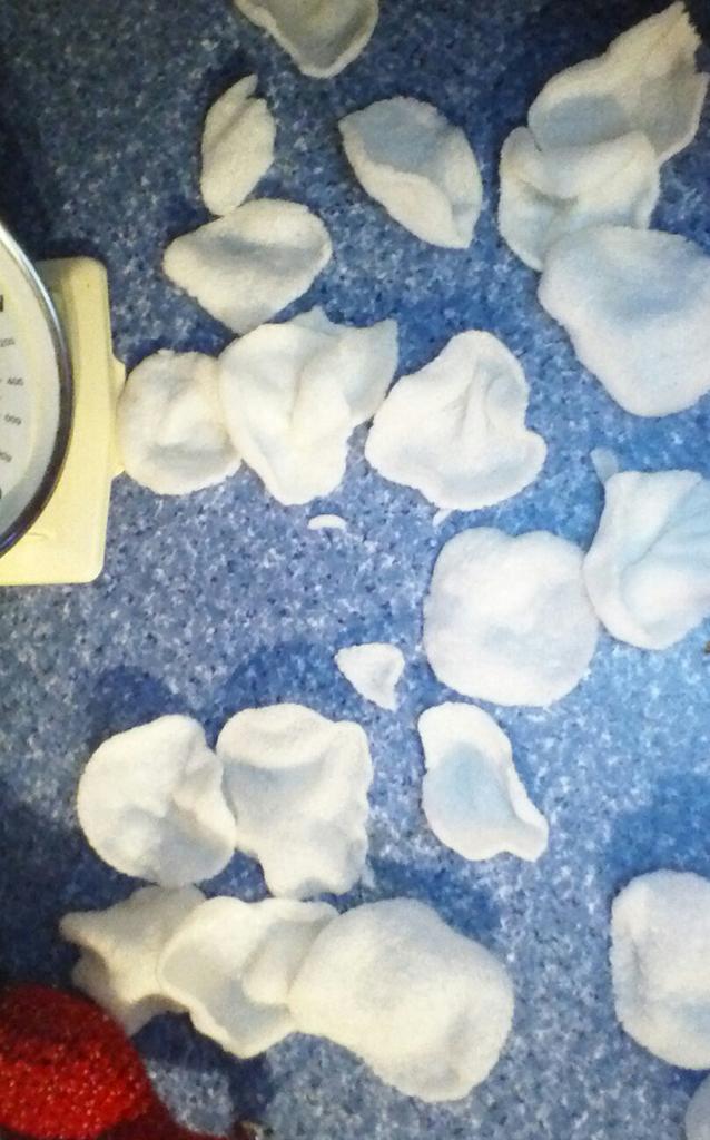 worduplancs's tweet image. Someone must have been naughty, there&apos;s prawn crackers all over the kitchen! #bobsback