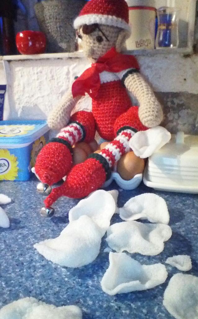 worduplancs's tweet image. Someone must have been naughty, there&apos;s prawn crackers all over the kitchen! #bobsback