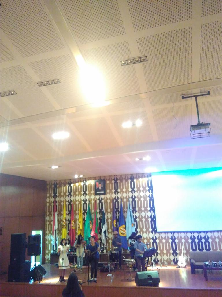 Sebelum ke penghujung acara, ada kakak2 dari <a href="/sisilain_aku/">SISILAIN</a> yang keren banget!!!