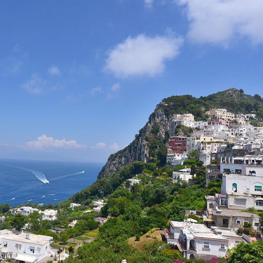 InstaPic by burcuerginphotography: Amor amor #Capri 🇮🇹💙💚 #italy #italia #italya #isoladicapri #AmalfiCoast
