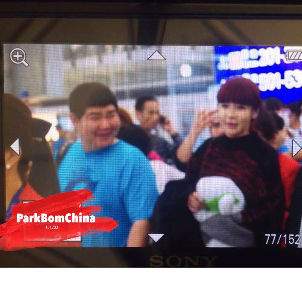 ParkBomChina's tweet photo. [15.12.03] 香港国际机场独家#朴春# 预览1P 姐姐今天心情很好，前线跟她说miss u so much 姐姐还回头笑了说声了thank u！机场有人送姆明给姐姐，TOP还跟姐姐抢姆明😂😂后续图请稍等【转载请注明PBCN】 https://t.co/BUkY3GhJdQ