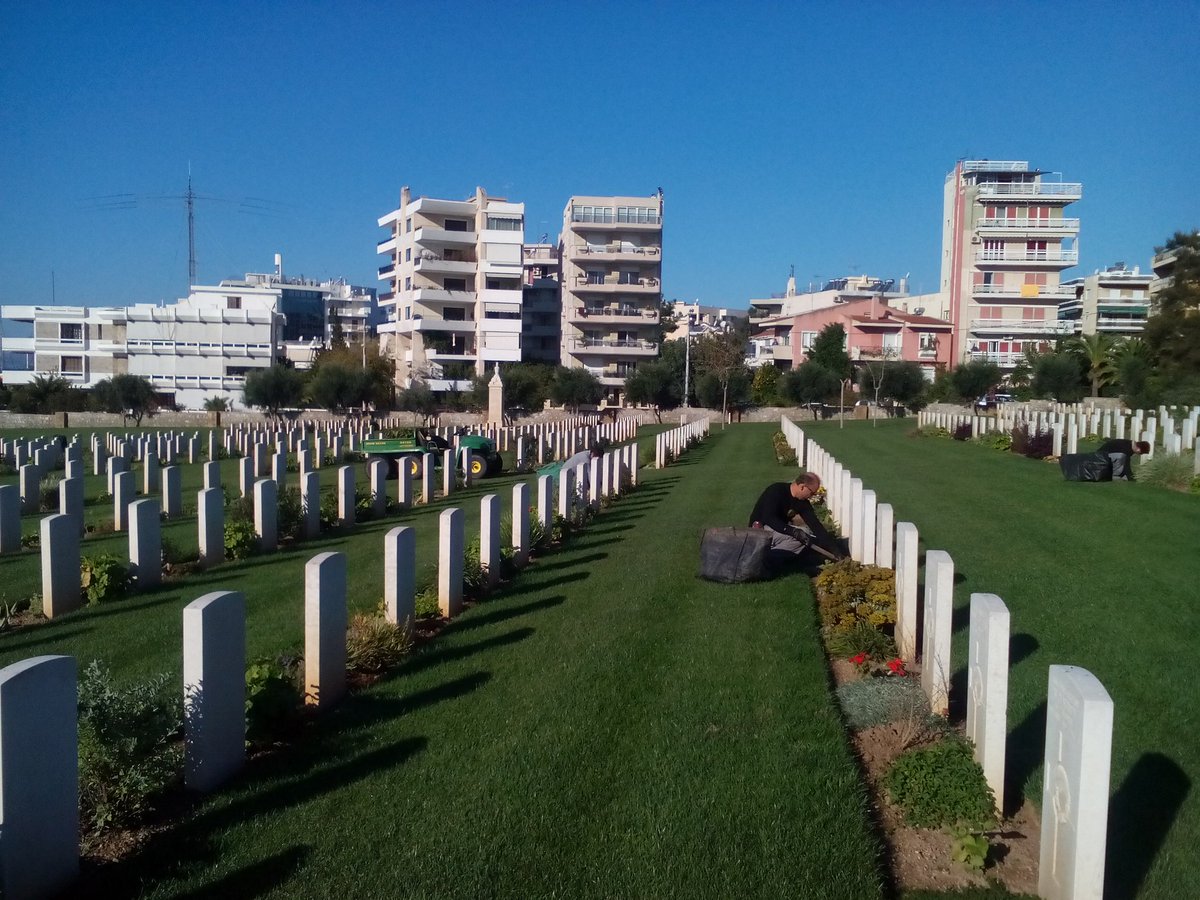 phaleron1964's tweet photo. Border maintenence @CWGC  #PhaleronWarCemeter @skilitsis @AManitakis @PolychronakisB https://t.co/yIOUmY5F6o