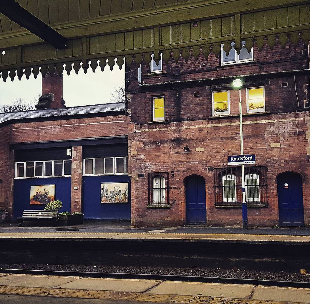 seobelle's tweet photo. Waiting for the train today #widn #train #staffnightout #knutsford #cheshire #publictransp… https://t.co/97oWq9nakk https://t.co/AAa5yIMpGt
