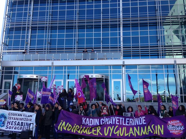 #ÖzgecanAslan davası sürerken Tarsus Adliyesi önünde ,"kadın katillerine indirim yok" sloganı yükseliyor.