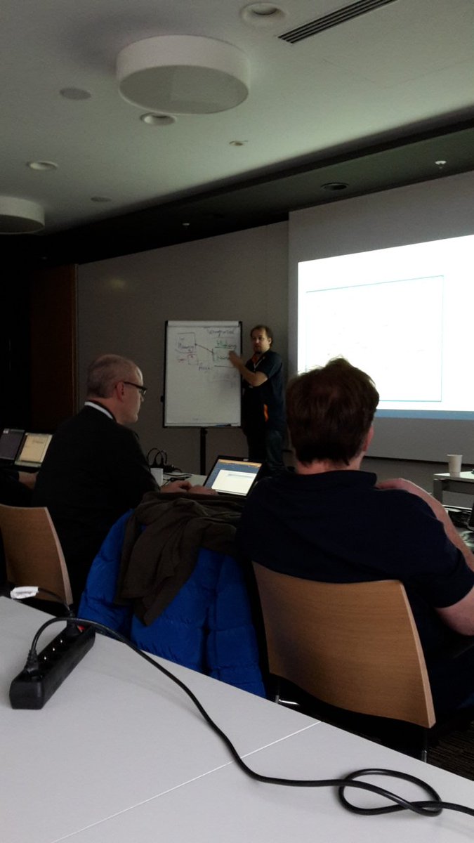 SQLPaparazzo's tweet image. @NikoNeugebauer erzählt im #passcamp #DBA_Track etwas zu #StretchDB  Das ist mal richtig heißer....   #sqlpass_de