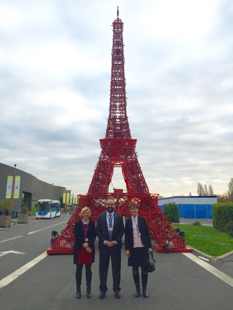SuedeenFR's tweet photo. Le ministre suédois du logement et du Développement urbain @MehmetKaplan arrive à la #COP21 ! #COP21Sweden https://t.co/lTBJHhcI7y