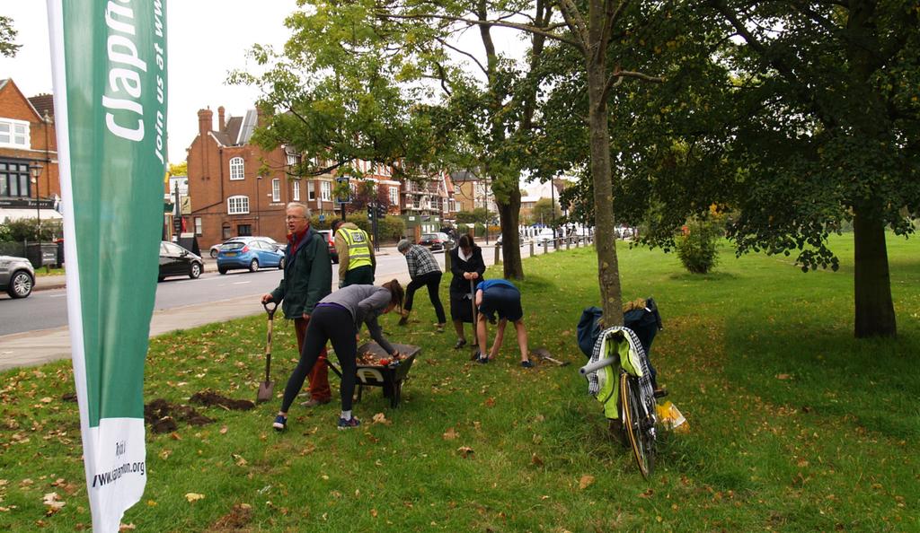 ClaphamCommon1's tweet photo. Pls help us plant 100s of bulbs this w/e! Sat&amp;Sun 2-4pm #claphamcommon #Southside. All welcome! Look for our banner! https://t.co/WlAnkxXHN6