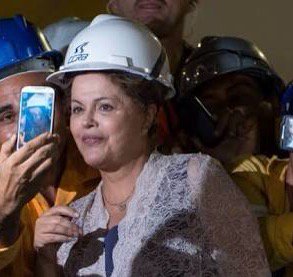 paranoidisk's tweet photo. dilma ro selfie https://t.co/0DroJPXFTq
