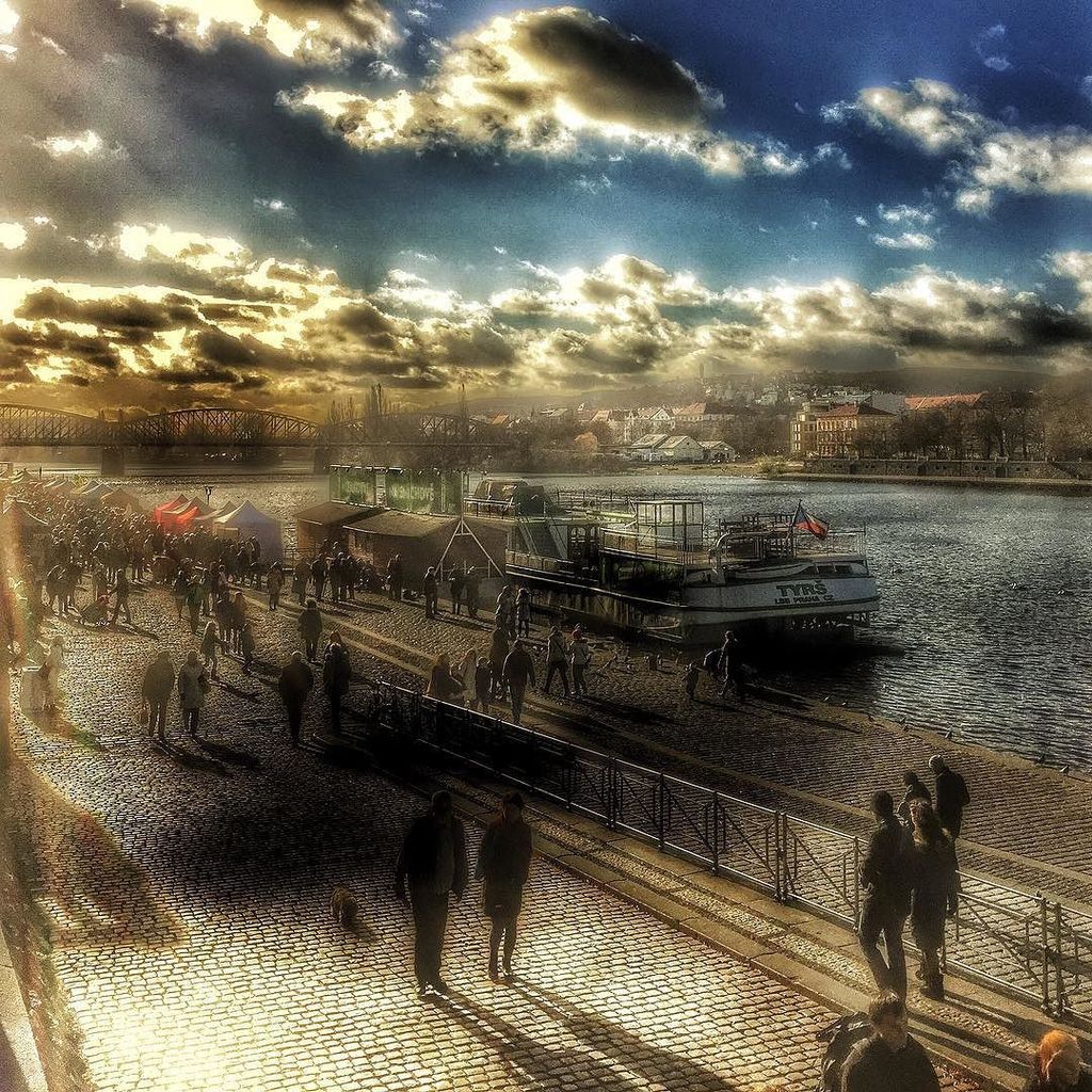 InstaPrague's tweet image. Silhouettes of People Prague 📱🇨🇿🇨🇿👥👤🌤🌤 #coolworld_hdr #best_hdr_archive #stars_hdr #WMS_HD… ift.tt/1QgFDJe