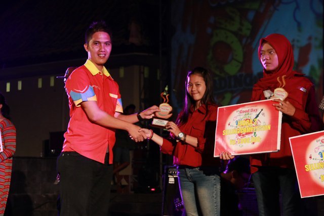 Daannn,..Ini dia #GoodFriends ada SMKN 1 Yk dan SMKN 1 Depok, Juara 1 dan 2 "Selling Competition" Good Day MOS. :D