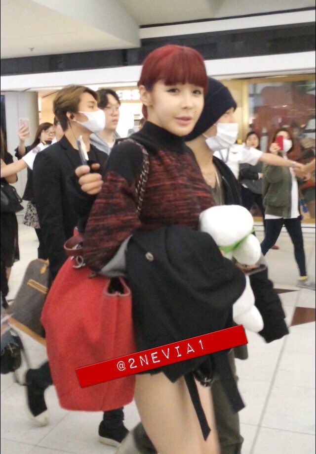 tofubae's tweet photo. Protective Youngbae. So sweet how he walked with her the whole way asdagfagahs! Welcome back Park Bom ❤️ https://t.co/92Iw1p75ga