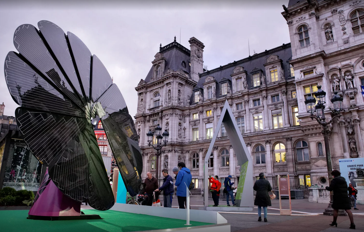reflectsun's tweet photo. La #smartflower d'@EDFENR_Officiel devant l'hôtel de ville de Paris☼ #COP21  #solaire #Paris https://t.co/DzhIx5E4RI https://t.co/7axV5ARdZ2