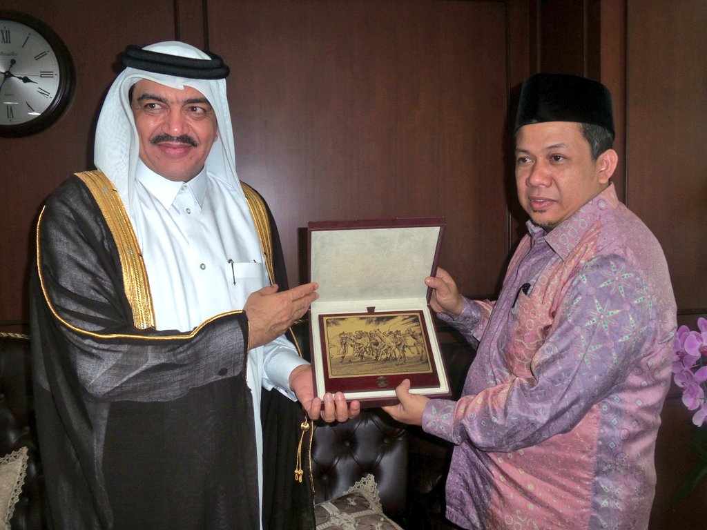 kawanFH's tweet photo. Pertemuan Waka @DPR_RI Bang @Fahrihamzah dg Waka Menlu Qatar H.E. Mohammed Bin Abdullah sore ini di ruang kerja. https://t.co/Xs3amHmvDg