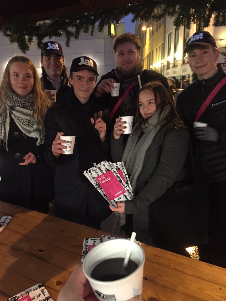 oestergaard's tweet photo. .@radikalungdom i sidste indsats på Kgs. Nytorv i Kbh. De fortjener i den grad varm gløgg.... Og et JA!! @radikale https://t.co/pXLUjymL6m