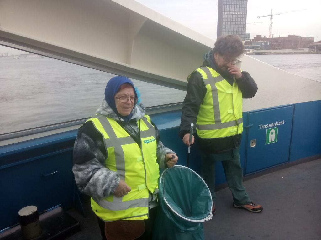 Complimenten @GVBnieuws  schoonmakers op pont en landing ruimen zwerfvuil op #plasticsoup #zwerfie  <a href="/pontleven/">pontleven</a>
