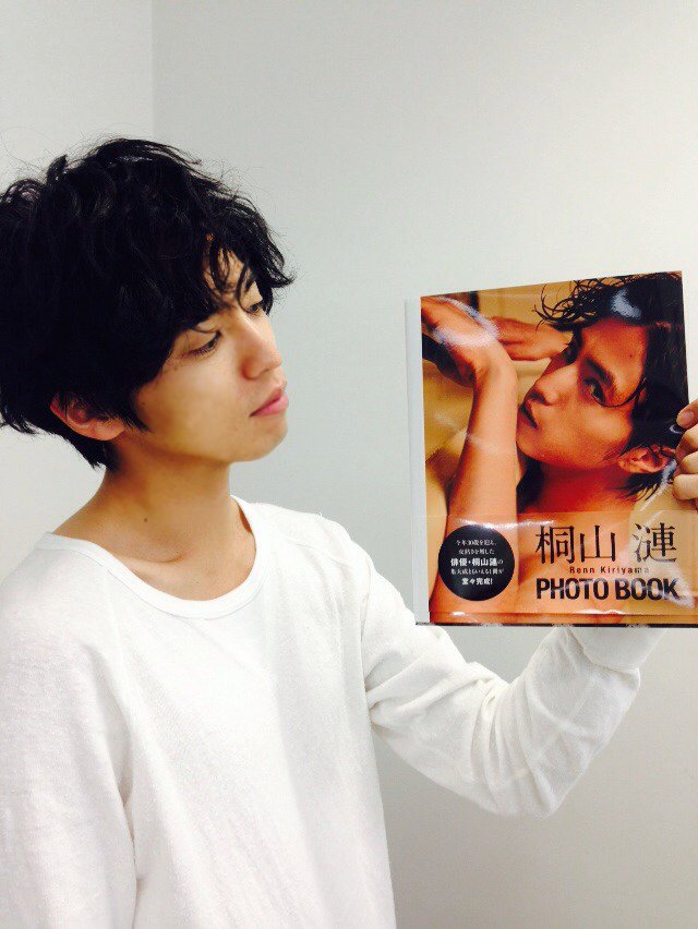 公式 桐山漣 キリヤマ レン スタッフより 遂にフォトブックが完成 というわけで 出来立てほやほやの見本誌を桐山さんに届けてきました 完成品を手にし 自分の写真をガン見 中の桐山さんです 桐山漣 T Co Udlwjfr2vv 公式 桐山漣 キリヤマ レン スタッフより 遂にフォトブックが完成 というわけで 出来立てほやほやの見本誌を桐山さんに届けてきました 完成品を手にし 自分の写真をガン見 中の桐山さんです 桐山漣 T Co Udlwjfr2vv