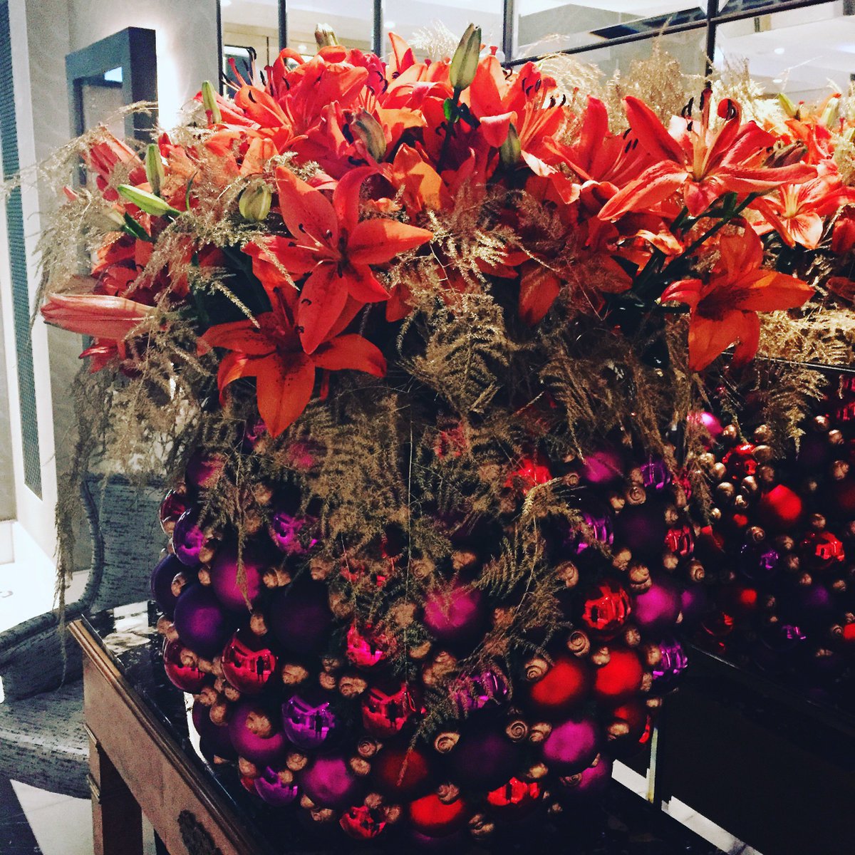 MO_MUNICH's tweet photo. #Christmas ornaments on our vase 😉 Share the craziest festive decoration you've seen with #NotYourAverageTree 🎄⭐ https://t.co/UwTfB8MBHz