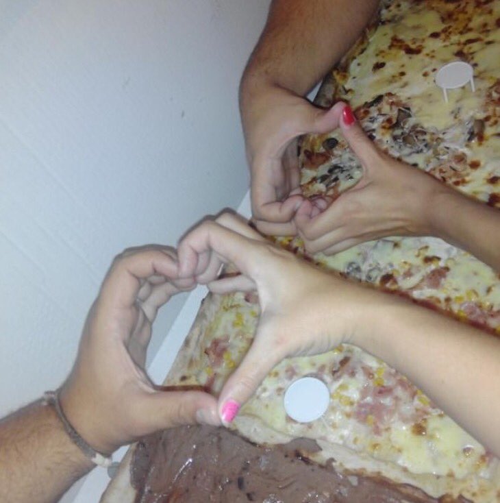 YA! Quieres ganar 1 METRO DE PIZZA GRATIS? participa! Síguenos y RT este twit . Cierre de sorteo a las 22:00🍀🍀