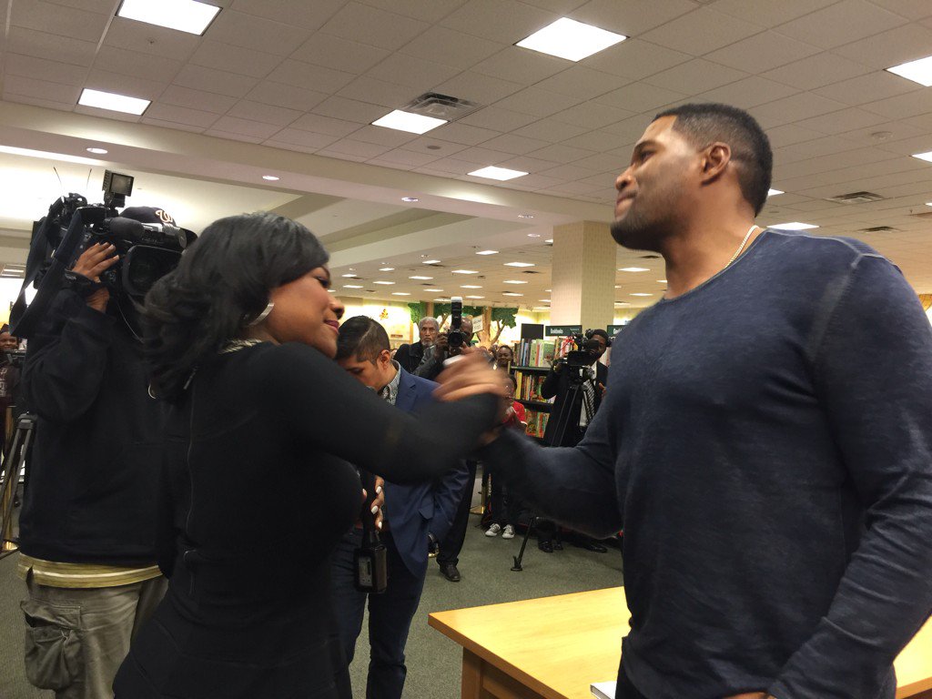 SamicaKnight13's tweet photo. Fun chatting w/ @michaelstrahan last night. Umm..Why he had 2 admit, I'm pretty tough. Lol! #abc13 #kellyandmichael https://t.co/XzNCwVyV7V