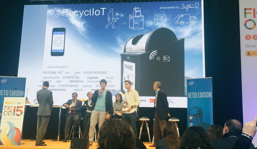 VaneFashionVigo's tweet photo. #MeEncanta 😍!
tecnología y el reciclaje de la mano ♻️
#recycllot #retoedison #FICOD15 @FICOD https://t.co/7aWLQPaxvK