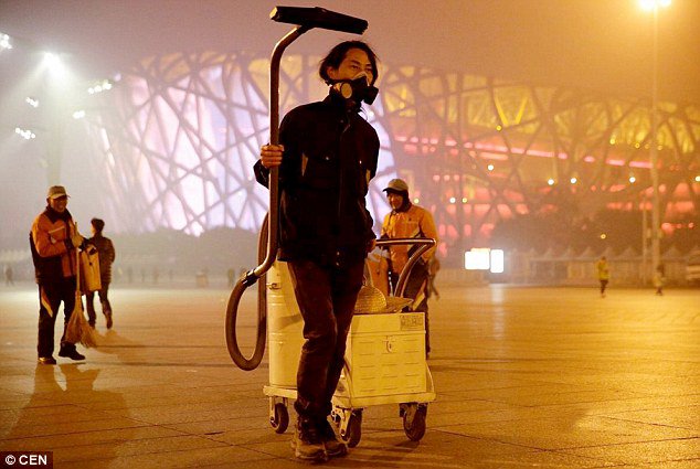 _naddddzirah's tweet image. This guy vacuumed the dust in Beijing's heavily polluted air, then turned the toxic particles into brick. Wow!