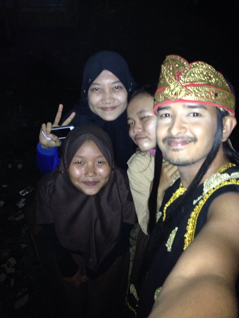 EdwinSoekmono's tweet photo. Terimakasi @DeviaLestari11 @heny_henayy @ZulvahAgatha oleh2nya. Jngn kpok main ke @lokbuperta yg becek..... ;) https://t.co/wnwuXnARxH
