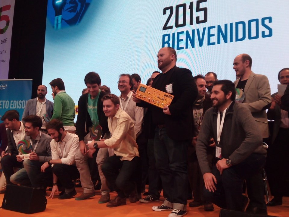 Endesa's tweet photo. Foto de 'familia' con todos los ganadores del #RetoEdison 2015 ¡Enhorabuena a todos! 🔝🔝🔝 https://t.co/BbINR9HNEm