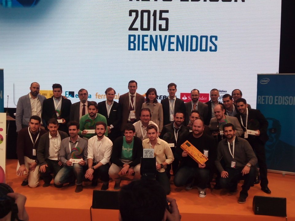 Endesa's tweet photo. Foto de 'familia' con todos los ganadores del #RetoEdison 2015 ¡Enhorabuena a todos! 🔝🔝🔝 https://t.co/BbINR9HNEm