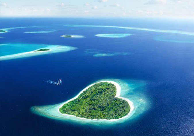 Heart Shaped Islands – Marvelous Honeymoon Destinations weddingtipsandideas.com/2015/12/heart-…