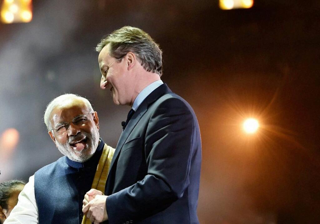 Mr_LoLwa's tweet image. Pic1:London dekha, 
Pic2: Paris dekha,
Pic3: aur dekha Japan.
Pic4 : Par Yeh mera India, I love my India.