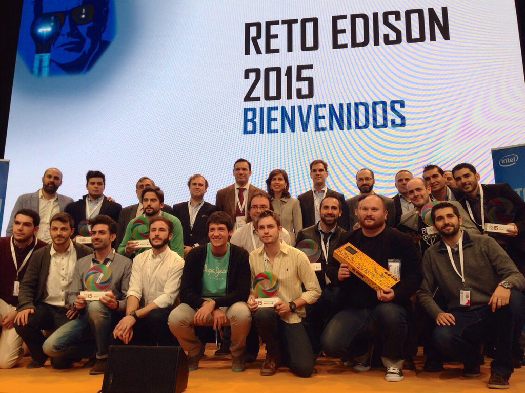 Intel_Spain's tweet photo. Foto de "familia". Jurado y ganadores de #RetoEdison juntos. ¡Enhorabuena a todos y muchísimas gracias! @FICOD https://t.co/IlSFuL6gxq